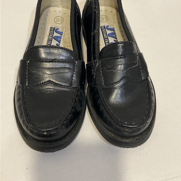 Adorable pair of shoes for a little guy - Picture 1 of 5